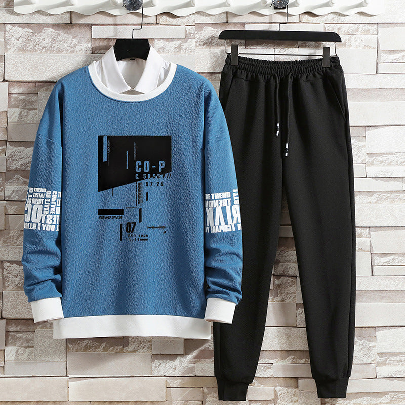 Set coordinato uomo: felpa blu con grafica moderna e pantaloni neri sportivi. Abbigliamento casual, moda streetwear, stile urbano.