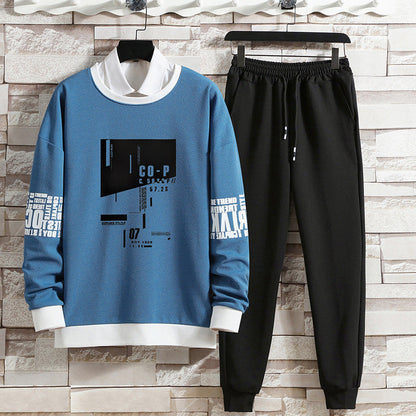 Set coordinato uomo: felpa blu con grafica moderna e pantaloni neri sportivi. Abbigliamento casual, moda streetwear, stile urbano.