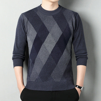 Maglione uomo grigio scuro con motivo a rombi, maniche lunghe, indossato da modello. Elegante e moderno, ideale per moda autunnale e invernale.