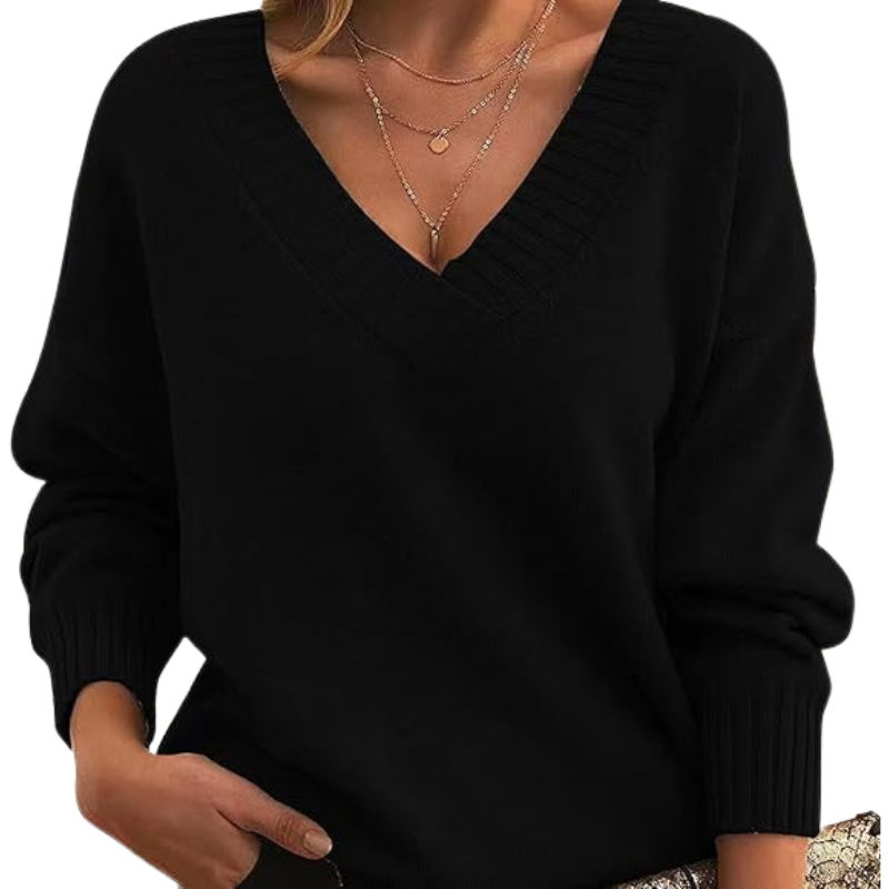 Maglione nero donna con scollo a V, indossato con collane dorate sottili. Moda autunno inverno, abbigliamento casual elegante.