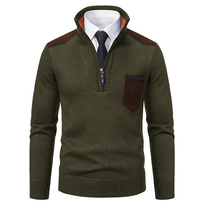 Maglione verde militare da uomo con zip, dettagli marroni, taschino, camicia bianca e cravatta nera. Elegante e casual, moda autunno inverno.
