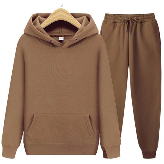 Tuta sportiva marrone unisex, composta da felpa con cappuccio e pantaloni con coulisse. Abbigliamento casual comodo e alla moda.