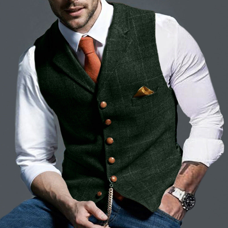 Uomo in gilet elegante verde scuro, camicia bianca, cravatta arancione, orologio da polso, moda maschile, abbigliamento formale, stile moderno.