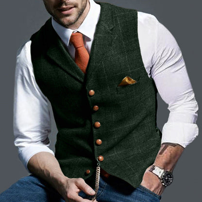 Uomo in gilet elegante verde scuro, camicia bianca, cravatta arancione, orologio da polso, moda maschile, abbigliamento formale, stile moderno.