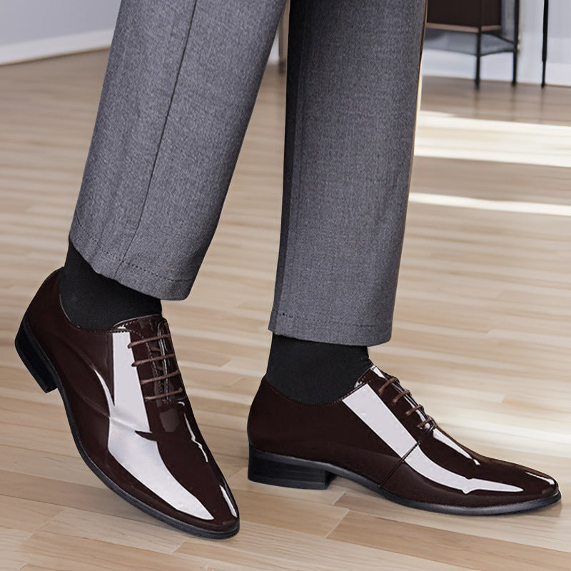 Scarpe eleganti uomo in pelle marrone lucida, abbinate a pantaloni grigi. Calzature formali, moda maschile, stile classico.