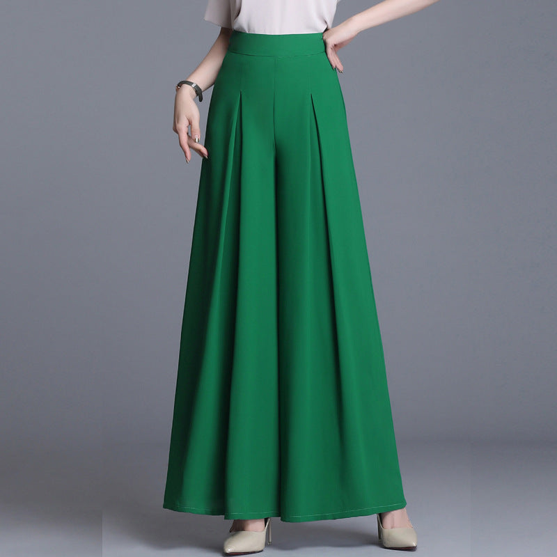 Pantaloni palazzo verdi eleganti, vita alta, tessuto fluido, abbinati a top bianco e scarpe beige. Moda donna, abbigliamento casual chic.