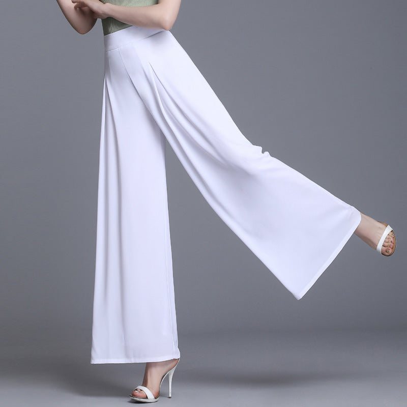 Pantaloni palazzo bianchi eleganti, tessuto fluido, abbinati a sandali con tacco. Moda donna, abbigliamento estivo, stile sofisticato.