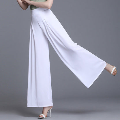 Pantaloni palazzo bianchi eleganti, tessuto fluido, abbinati a sandali con tacco. Moda donna, abbigliamento estivo, stile sofisticato.