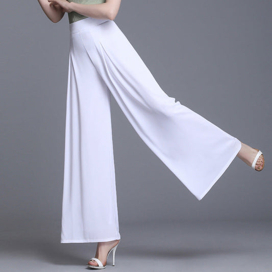 Pantaloni palazzo bianchi eleganti, tessuto fluido, abbinati a sandali con tacco. Moda donna, abbigliamento estivo, stile sofisticato.
