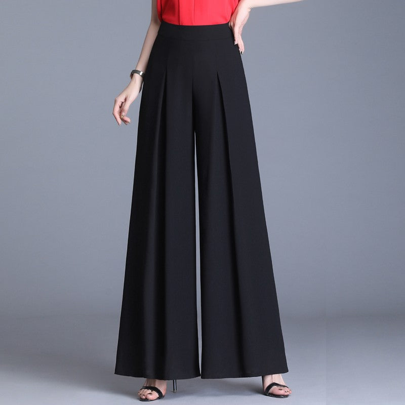 Pantaloni palazzo neri eleganti, donna in camicia rossa, moda femminile, abbigliamento formale, stile sofisticato, tendenza abbigliamento 2023.
