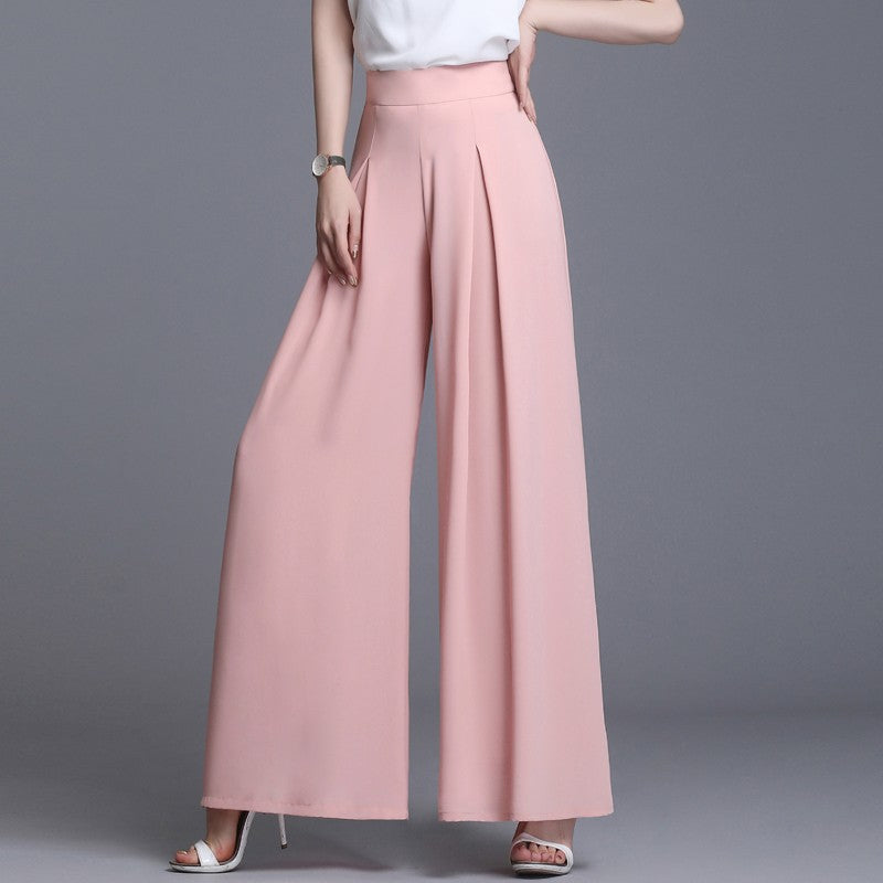Pantaloni palazzo rosa donna, eleganti e ampi, abbinati a top bianco. Moda femminile, stile casual chic, tendenza abbigliamento 2023.