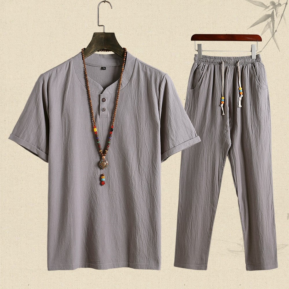 Completo estivo uomo in cotone grigio, maglietta a maniche corte con scollo a V e pantaloni con coulisse. Stile casual, moda maschile.