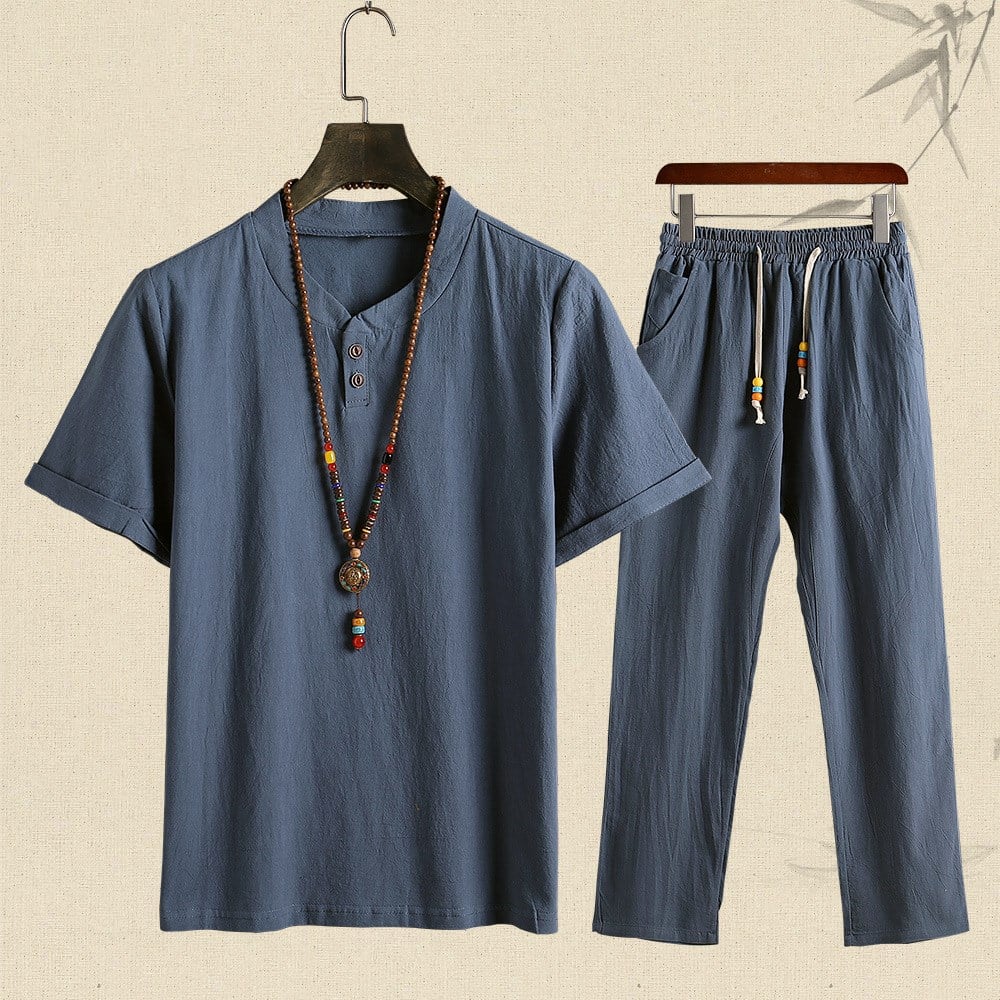 Completo estivo uomo in cotone blu, maglietta a maniche corte con bottoni e pantaloni con coulisse. Stile casual, ideale per look estivi.