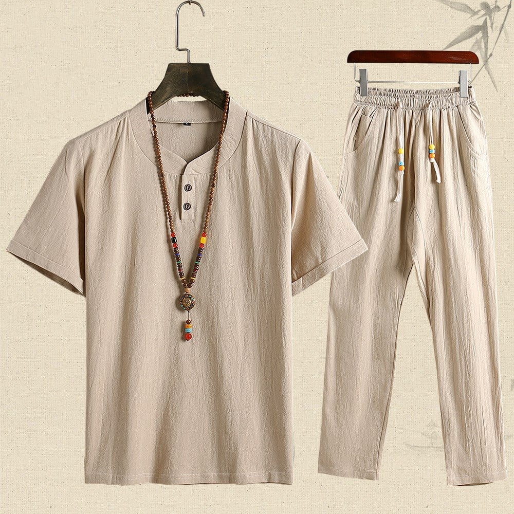 Completo estivo uomo in cotone beige, composto da maglietta a maniche corte e pantaloni, con collana etnica decorativa. Abbigliamento casual elegante.