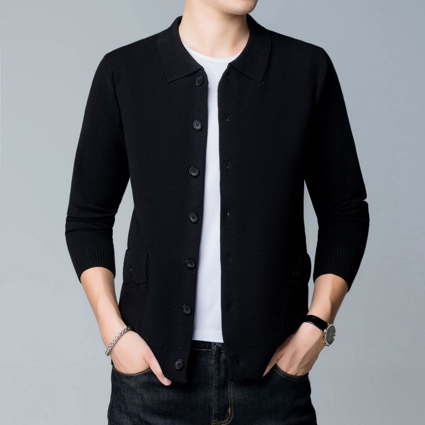 Uomo in cardigan nero, maniche lunghe, indossa t-shirt bianca e jeans. Moda casual maschile, abbigliamento elegante, stile moderno.