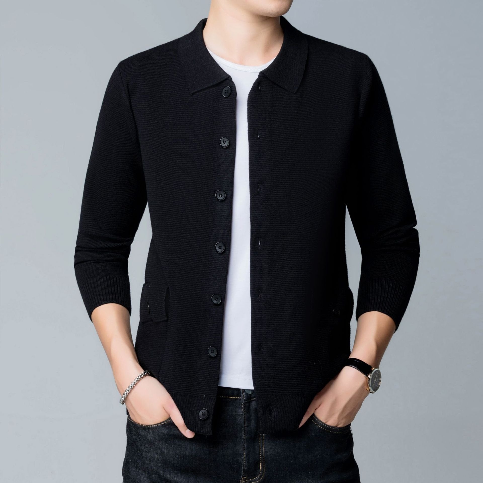 Uomo in cardigan nero, maniche lunghe, indossa t-shirt bianca e jeans. Moda casual maschile, abbigliamento elegante, stile moderno.