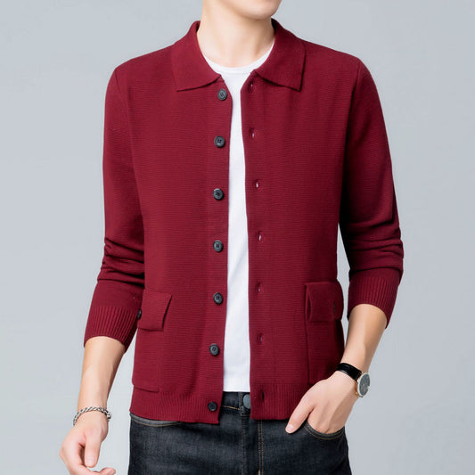 Maglione cardigan uomo bordeaux, maniche lunghe, bottoni neri, tasche frontali, indossato su t-shirt bianca e jeans. Moda casual elegante.
