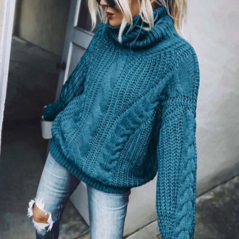 Donna con maglione blu a maglia grossa e jeans strappati, moda autunnale, stile casual chic, outfit trendy, abbigliamento invernale caldo.