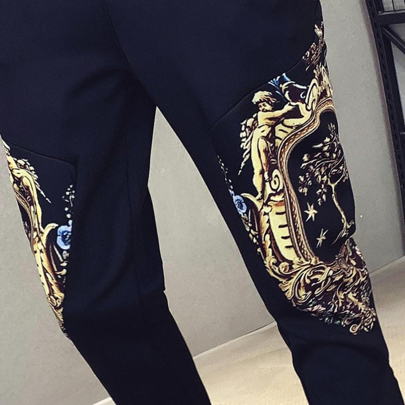 Pantaloni neri eleganti con dettagli barocchi dorati e blu, design artistico, moda uomo, stile lussuoso, abbigliamento di tendenza.