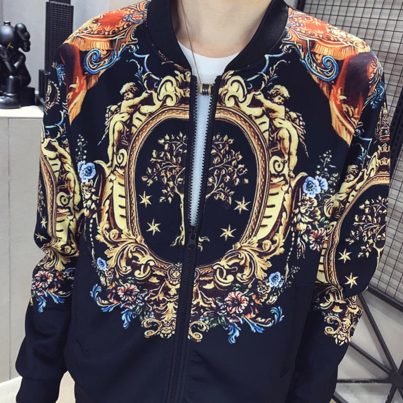 Giacca bomber uomo con stampa barocca, dettagli floreali e motivi dorati su sfondo nero. Moda streetwear, abbigliamento casual elegante.