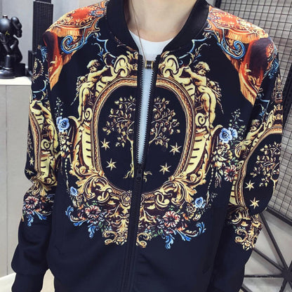 Giacca bomber uomo con stampa barocca, dettagli floreali e motivi dorati su sfondo nero. Moda streetwear, abbigliamento casual elegante.