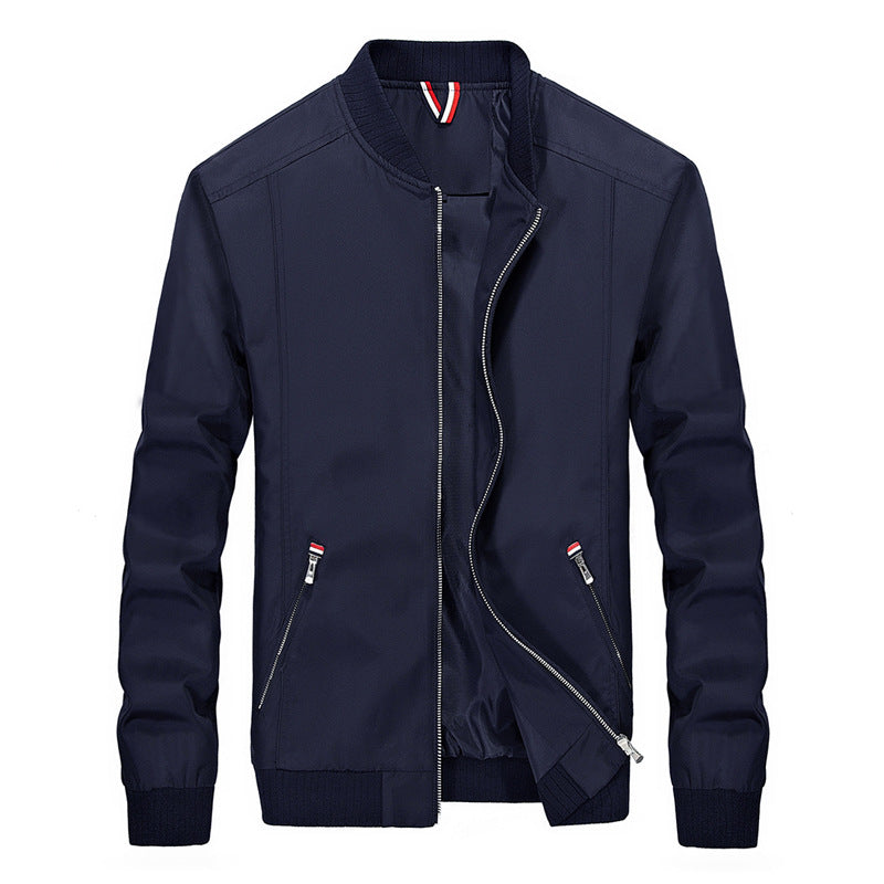 Giacca bomber blu scuro da uomo, con zip frontale e tasche laterali, stile casual elegante, perfetta per moda autunnale e invernale.