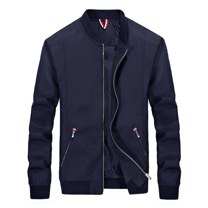 Giacca bomber blu scuro da uomo, con zip frontale e tasche laterali, stile casual elegante, perfetta per moda autunnale e invernale.