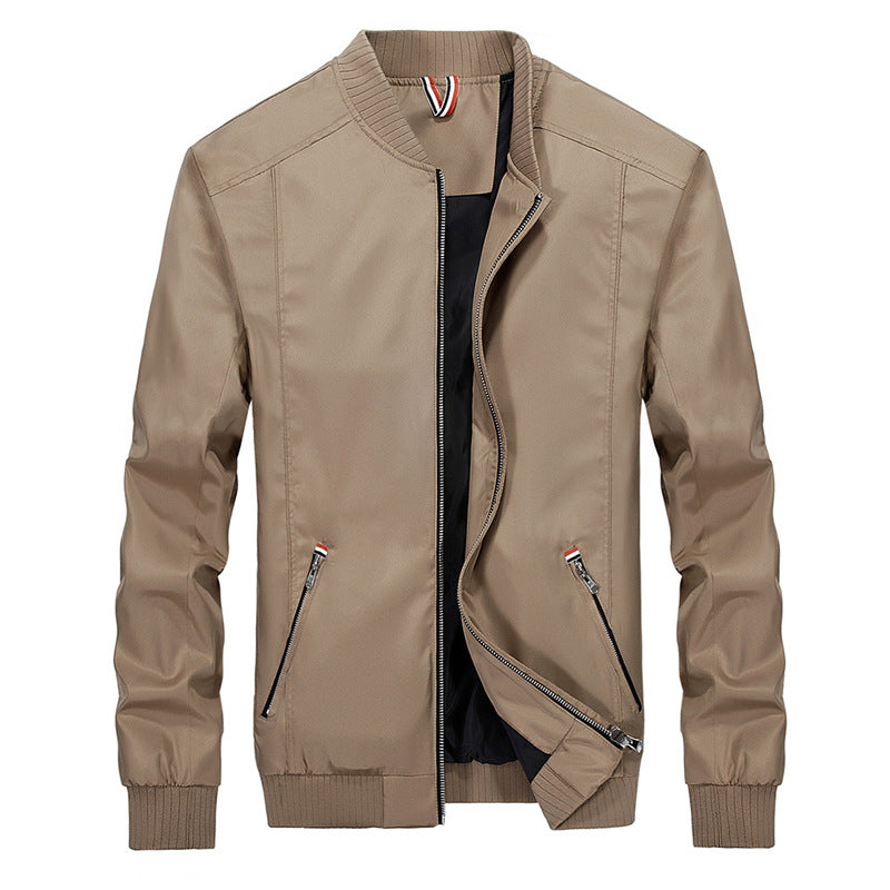 Giacca bomber beige da uomo, design moderno con zip frontale, tasche laterali con cerniera, colletto e polsini a coste. Moda casual elegante.