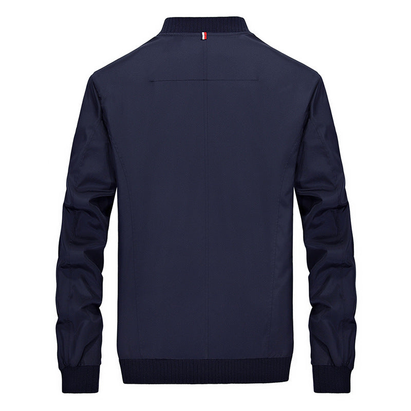 Giacca bomber blu scuro da uomo, vista posteriore, design minimalista, colletto e polsini a coste, ideale per moda casual e autunnale.