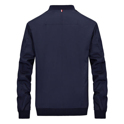 Giacca bomber blu scuro da uomo, vista posteriore, design minimalista, colletto e polsini a coste, ideale per moda casual e autunnale.