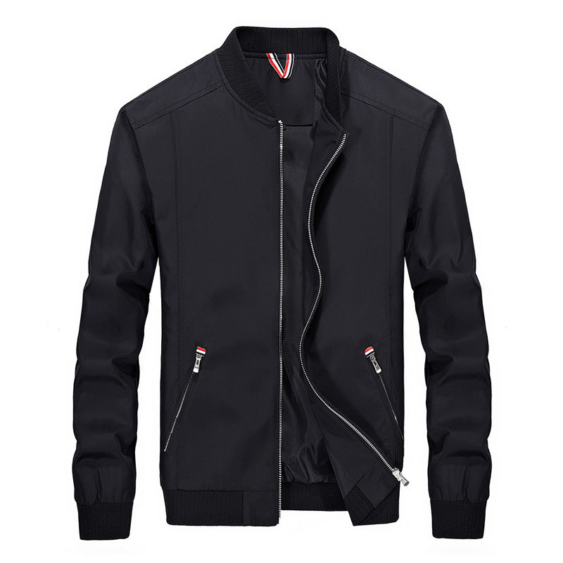Giacca bomber nera da uomo con zip frontale, colletto a coste e dettagli rossi e bianchi. Design moderno, ideale per moda casual e streetwear.