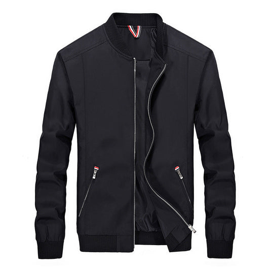 Giacca bomber nera da uomo con zip frontale, colletto a coste e dettagli rossi e bianchi. Design moderno, ideale per moda casual e streetwear.