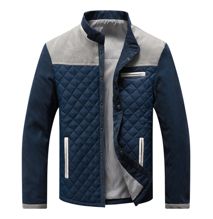 Giacca trapuntata blu da uomo con dettagli grigi, tasche laterali bianche, chiusura a bottoni, ideale per moda autunnale e invernale.