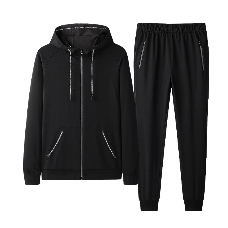 Tuta sportiva nera da uomo, composta da felpa con cappuccio e pantaloni con tasche, ideale per allenamento e tempo libero.