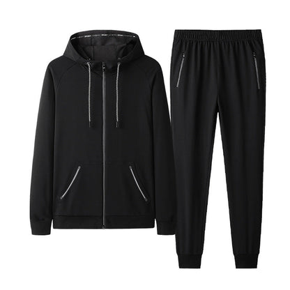 Tuta sportiva nera da uomo, composta da felpa con cappuccio e pantaloni con tasche, ideale per allenamento e tempo libero.