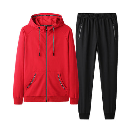 Tuta sportiva uomo, giacca rossa con cappuccio e pantaloni neri, zip frontale, tasche laterali, abbigliamento casual e comodo.
