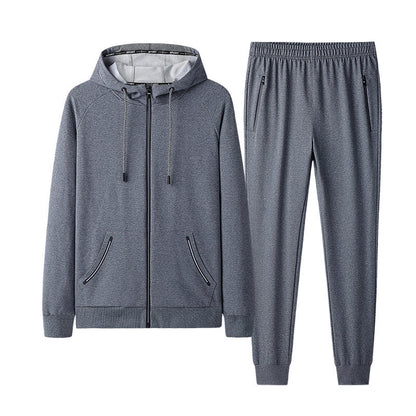 Tuta sportiva grigia da uomo, composta da felpa con cappuccio e pantaloni, ideale per allenamento e tempo libero. Design moderno e confortevole.