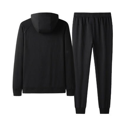 Tuta sportiva nera unisex, composta da felpa con cappuccio e pantaloni. Abbigliamento casual, comodo e moderno per attività sportive e tempo libero.