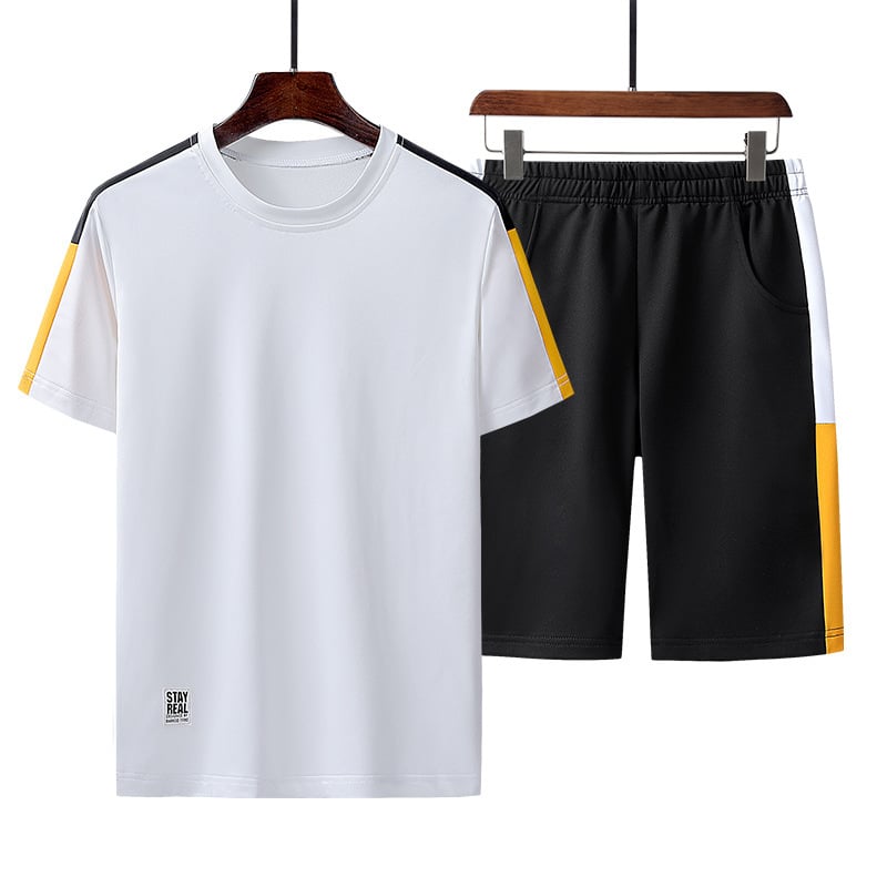 Completo sportivo uomo: maglietta bianca con dettagli gialli e neri, pantaloncini neri con strisce bianche e gialle. Abbigliamento casual estivo.
