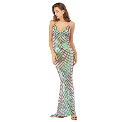Abito lungo da sera con paillettes multicolori, scollo a V e spalline sottili. Elegante vestito da cerimonia per eventi speciali e feste.