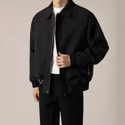 Giacca nera uomo, stile casual, con zip e colletto classico. Moda autunnale, abbigliamento maschile elegante. Sfondo neutro.