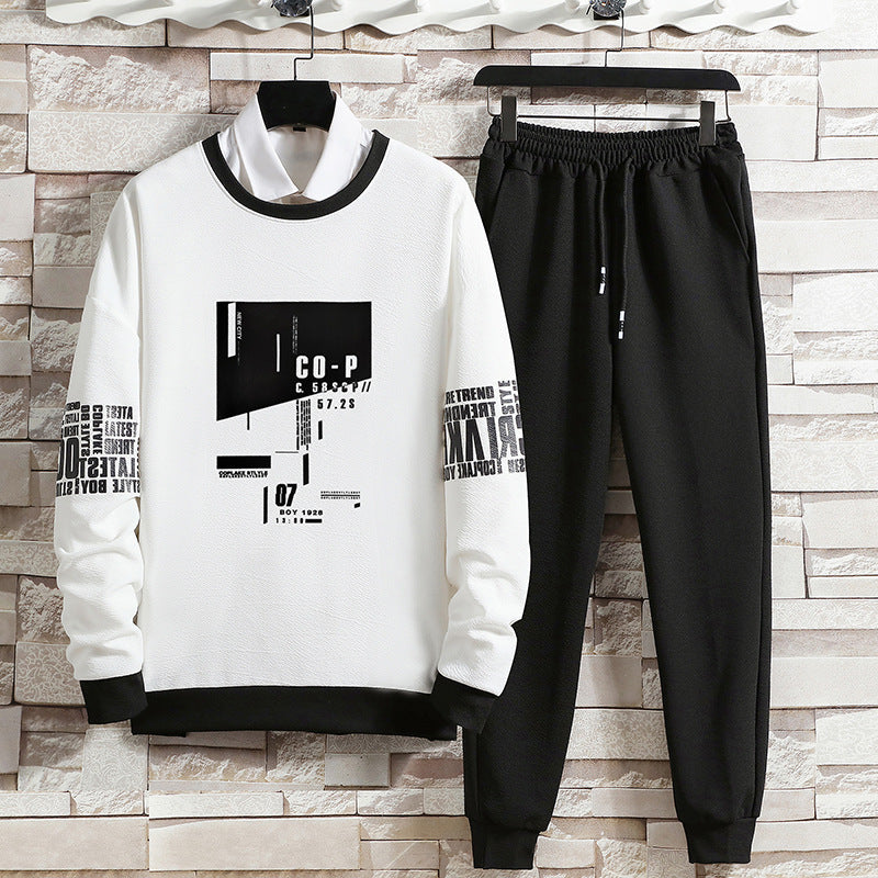Set coordinato uomo bianco e nero, felpa con grafica moderna e pantaloni sportivi. Abbigliamento casual, moda streetwear, stile urbano.