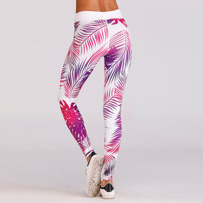 Leggings sportivi donna con stampa foglie tropicali rosa e viola, su sfondo bianco. Abbigliamento fitness alla moda, perfetto per yoga e palestra.