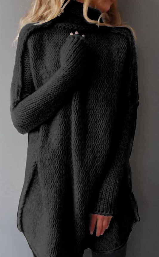 Donna con maglione oversize nero a maglia grossa, collo alto, maniche lunghe. Moda autunno inverno, abbigliamento casual elegante.