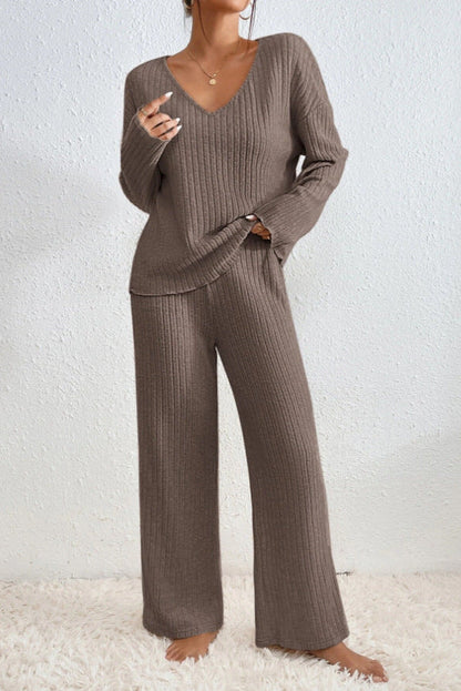 Donna in abbigliamento loungewear marrone, maglione e pantaloni a coste, su sfondo bianco. Moda comoda, stile casual, tessuto morbido.