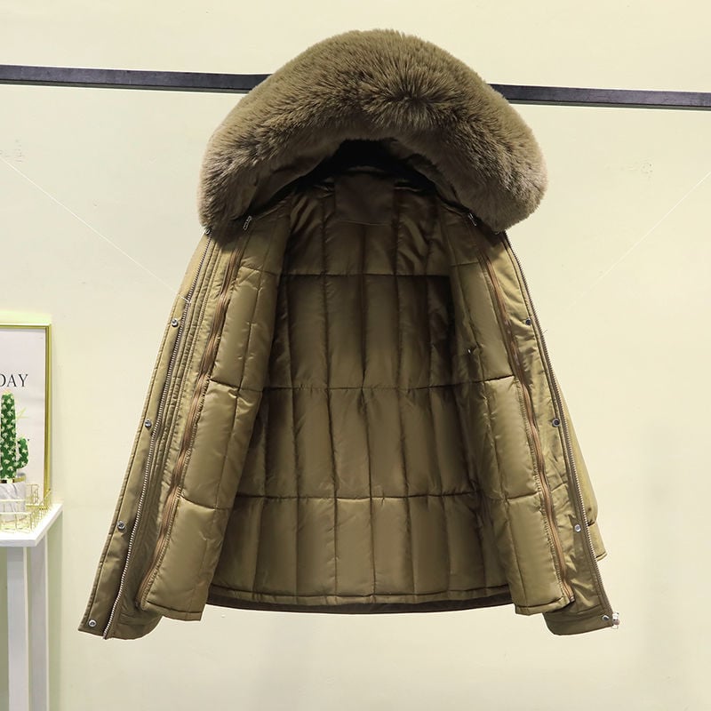 Giacca invernale imbottita beige con cappuccio in pelliccia sintetica, appesa su sfondo chiaro. Moda inverno, abbigliamento caldo, cappotto elegante.