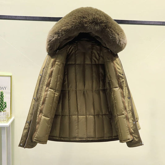 Giacca invernale imbottita beige con cappuccio in pelliccia sintetica, appesa su sfondo chiaro. Moda inverno, abbigliamento caldo, cappotto elegante.
