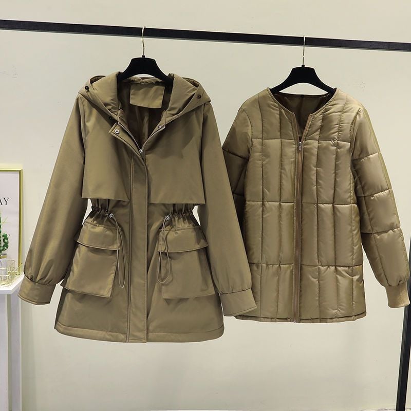 Due giacche beige su appendiabiti: una parka con cappuccio e tasche, l'altra trapuntata con zip. Moda autunnale, abbigliamento casual donna.