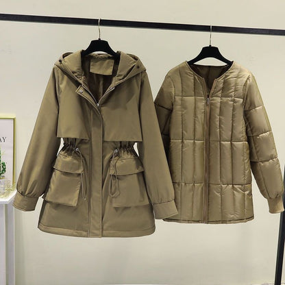 Due giacche beige su appendiabiti: una parka con cappuccio e tasche, l'altra trapuntata con zip. Moda autunnale, abbigliamento casual donna.