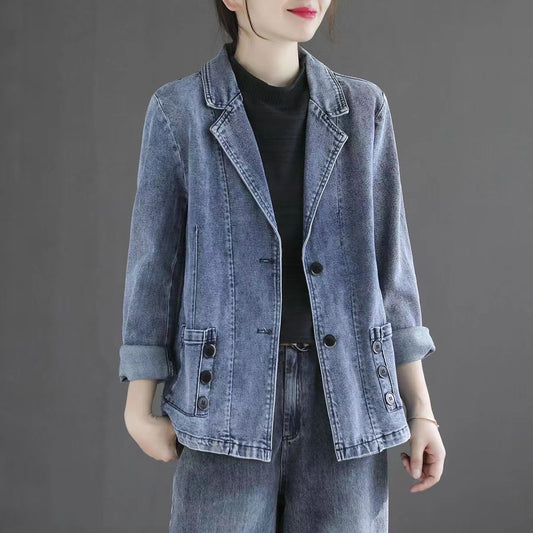 Giacca di jeans donna, stile casual, con bottoni decorativi e maniche arrotolate, abbinata a pantaloni denim. Moda femminile, abbigliamento casual.